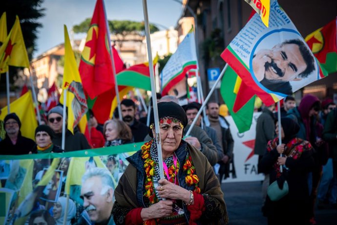 15 de fevereiro de 2025, Roma, Rm, Itália: 500 pessoas participam do protesto organizado pela comunidade curda em Roma para exigir a liberdade de Abdullah Ã-calan, membro fundador do partido PKK, preso há 26 anos e condenado à prisão perpétua.