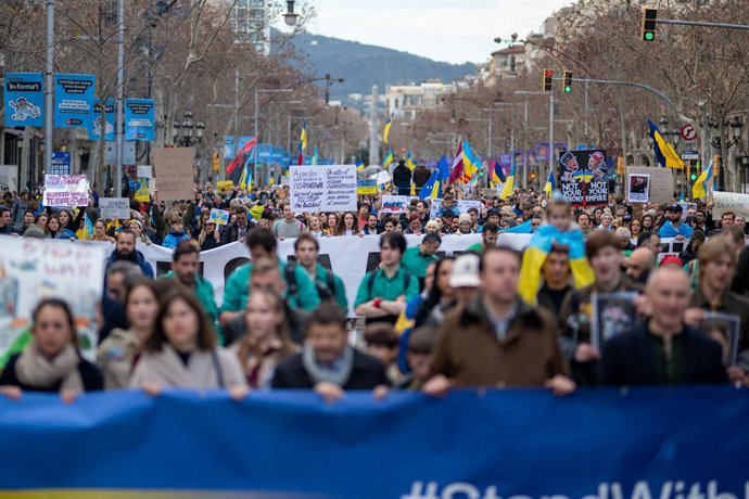 Centenas de pessoas durante uma manifestação em apoio à Ucrânia em 23 de fevereiro de 2025 em Barcelona, Catalunha, Espanha. A manifestação foi convocada sob o slogan "Defenda a liberdade!" para marcar o terceiro aniversário da invasão russa na Ucrânia.