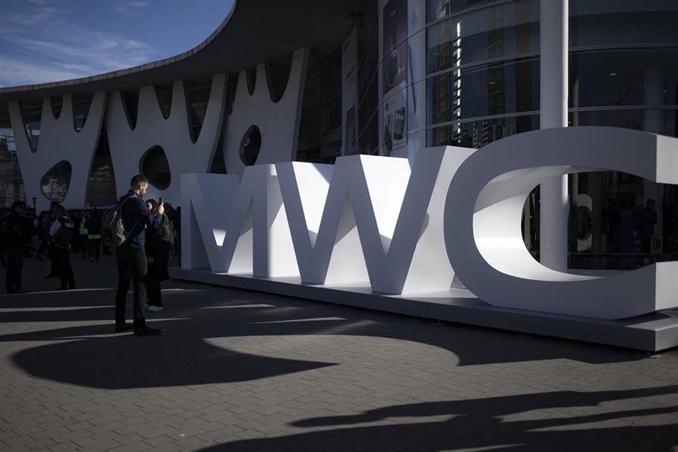 Archivo - Letras del MWC en el recinto Gran Via de Fira de Barcelona en L'Hospitalet de Llobregat,