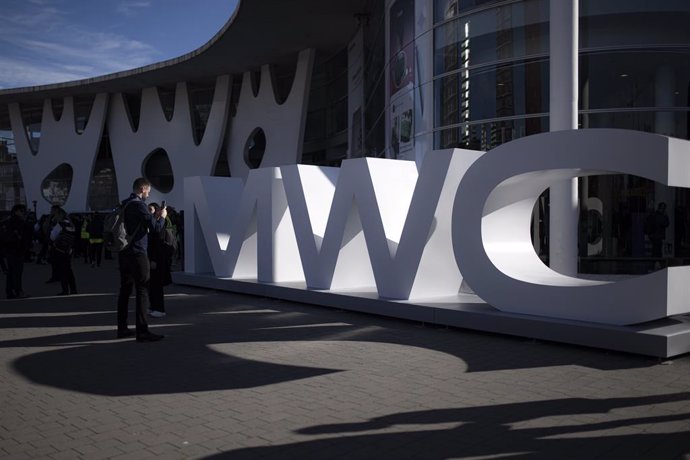 Archivo - Letras del MWC en el recinto Gran Via de Fira de Barcelona en L'Hospitalet de Llobregat, a 26 de febrero de 2024, en Barcelona, Catalunya (España). El presidente del Gobierno y el Rey han recibido al presidente de Paraguay, que está en España po