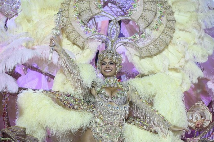Coral Gutiérrez, Reina del Carnaval de Las Palmas de Gran Canaria 2025 con la fantasía 'Bohemia'