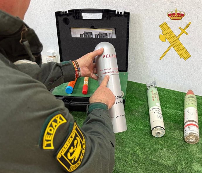 Imagen de las bengalas neutralizadas por la Guardia Civil en Cabo de Gata, Almería.