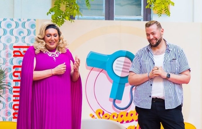 Secador, qué calor, dirigido por Xenon Spain e Iván Gelibter, es un formato híbrido entre el podcast y la tertulia donde los presentadores intercambian opiniones con los invitados y público sobre amor, fama, mundo del corazón y activismo LGTBIQ+