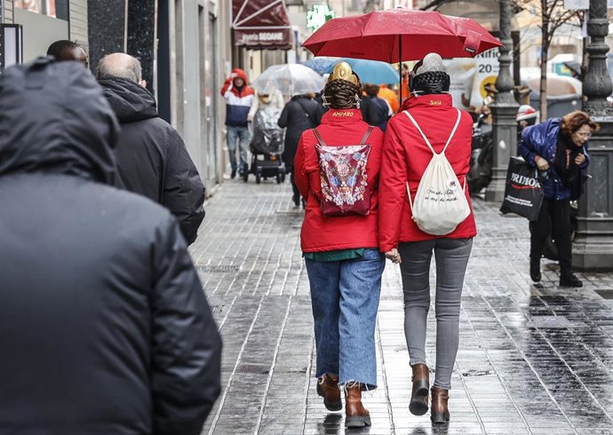 Archivo - Dos chicas con peinado de falleras pasean, a 17 de marzo de 2022, en Valencia Comunidad Valenciana, (España). Imagen de archivo.