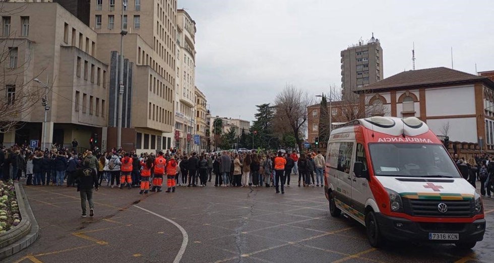 Ambulancia y efectivos desplegados de Cruz Roja en Badajoz