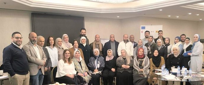 La médica de familia del centro de salud de Luanco (Gozón), Marta Mínguez (cuarta por la izquierda de pie), y la médica de familia del  centro de salud de Las Vegas (Corvera), Ester Peñalver, (primera por la izquierda sentada), con médicos de Jordania.