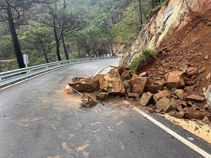 Desprendimientos en carreteras del Valle del Genal a consecuencia de las fuertes lluvias de este pasado viernes en la provincia de Málaga.