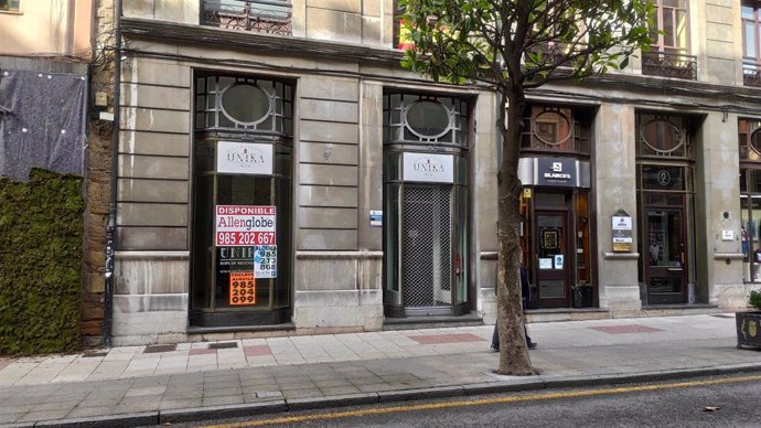 Archivo - Local cerrado de pequeño comercio en Oviedo.
