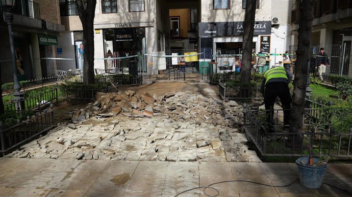 Un operario levanta el pavimento de la plaza Josefa Reina Puerto.