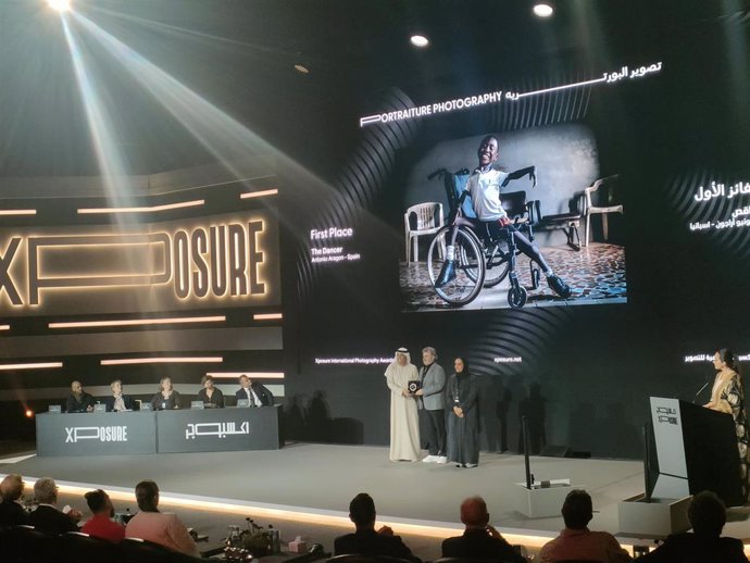 El fotógrafo español Antonio Aragón recogiendo el primer premio en la categoría de retrato de los Xposure Photography Awards 2025, a 23 de febrero de 2025, en Sharjah (EAU).