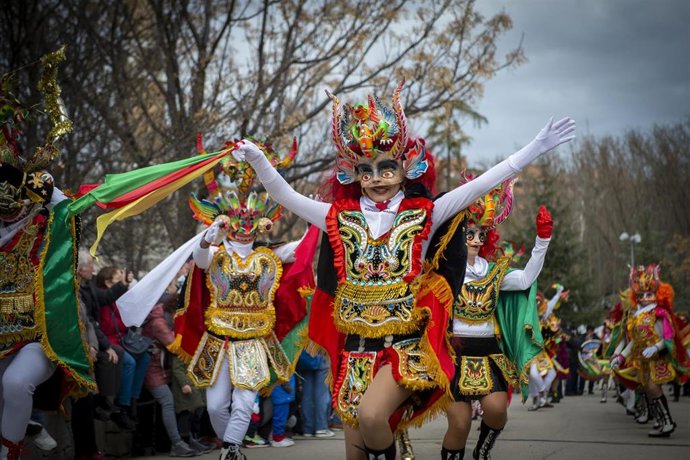 Archivo - Varias personas y comparsas participan disfrazadas en el Desfile de Carnaval desde el Puente Perrault hacia la Explanada Negra en el Parque de Madrid Río, a 18 de febrero de 2023, en Madrid (España).
