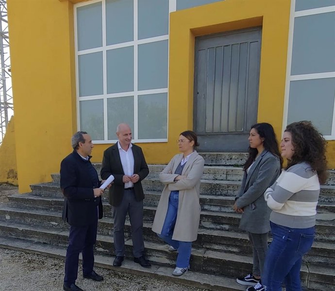 El diputado de Servicios Sociales visita las instalaciones de agua de Escañuela.