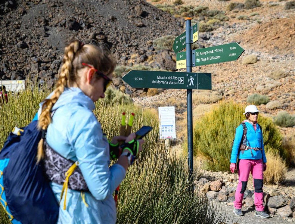 Archivo - El Cabildo de Tenerife simplifica los trámites para el acceso a pie a senderos del Teide a federados en montaña