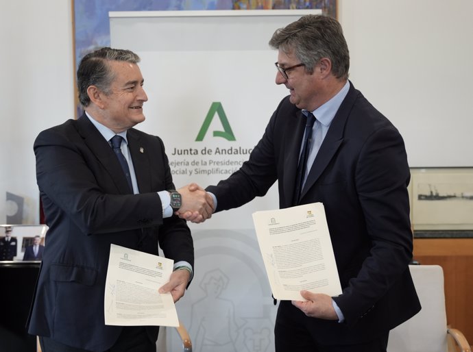 El consejero de la Presidencia, Interior, Diálogo Social y Simplificación Administrativa y presidente de Centra, Antonio Sanz, durante la firma del convenio para desarrollar un estudio sobre la religiosidad en Andalucía.