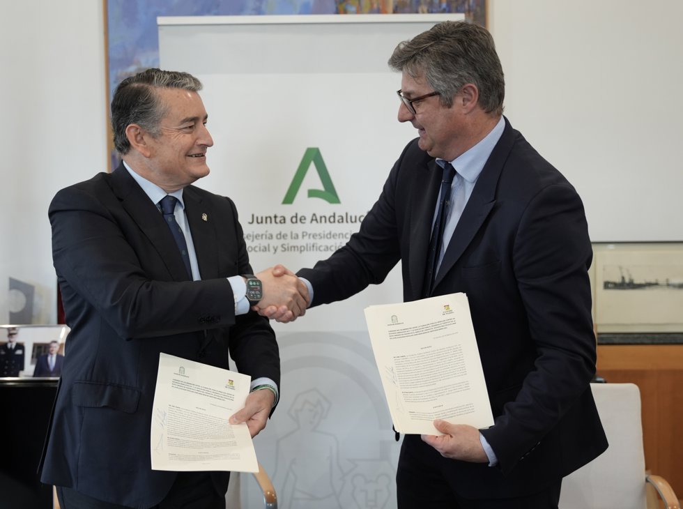 El consejero de la Presidencia, Interior, Diálogo Social y Simplificación Administrativa y presidente de Centra, Antonio Sanz, durante la firma del convenio para desarrollar un estudio sobre la religiosidad en Andalucía.