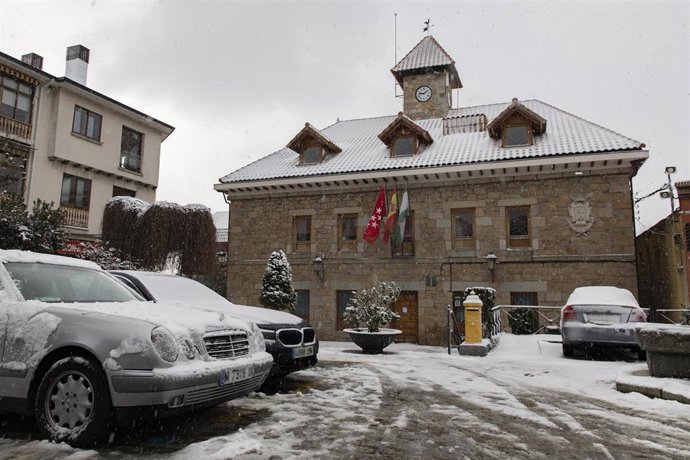 Archivo - Coches cubiertos de nieve junto al Ayuntamiento de Navacerrada, a 3 de marzo de 2024, en Navacerrada, Madrid (España).