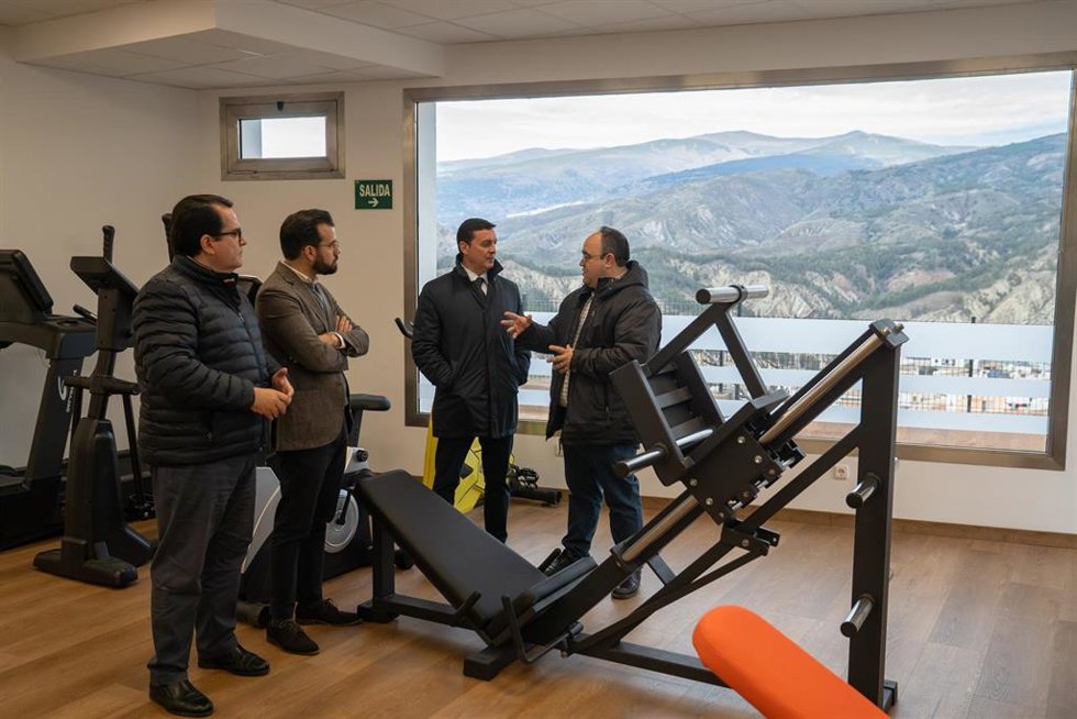 Visita al almacén municipal adaptado a gimnasio.
