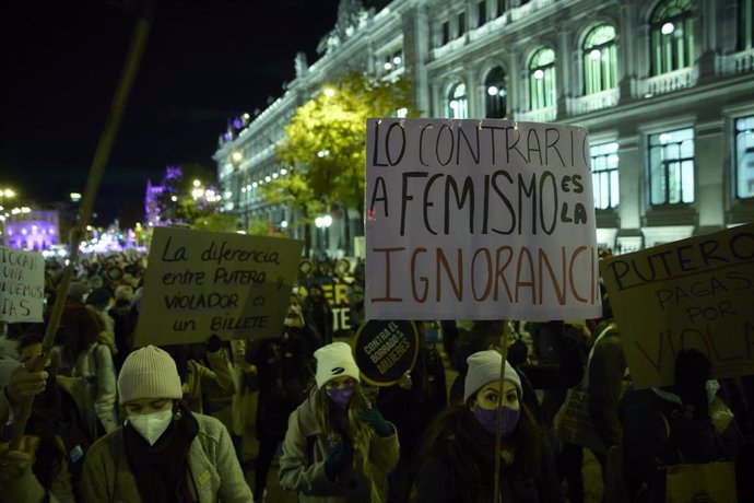Archivo - Un grupo de personas participa en una manifestación convocada por Movimiento Feminista contra la violencia machista, a 25 de noviembre de 2021, en Madrid, (España).