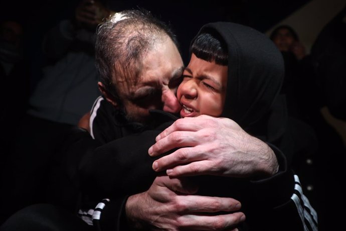 Un presoner palestí abraçant una nena després del seu alliberament 