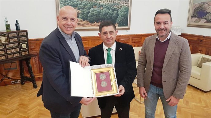 El presidente de la Diputación, en el centro, junto con su homólogo de la RFAF, en presencia del responsable provincial del fútbol jiennense.