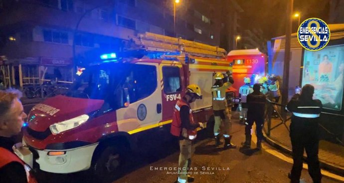 Bomberos intervienen en la colisión de un autobús contra una marquesina en la calle Virgen de Luján.