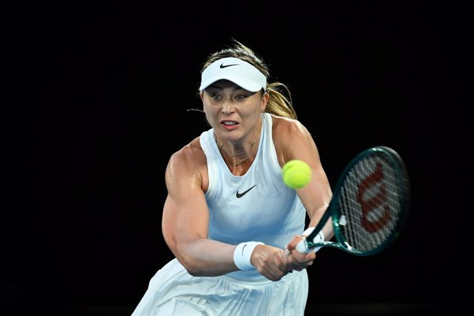 Archivo - 23 January 2025, Australia, Melbourne: Spanish tennis player Paula Badosa hits a backhand return against Belarus' Aryna Sabalenka during their Women's singles semi-final tennis match on Day Twelve of the Australian Open tennis tournament at Melb