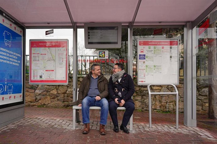 En marcha en Pedrezuela la primera marquesina de autobús con calefacción de la región
