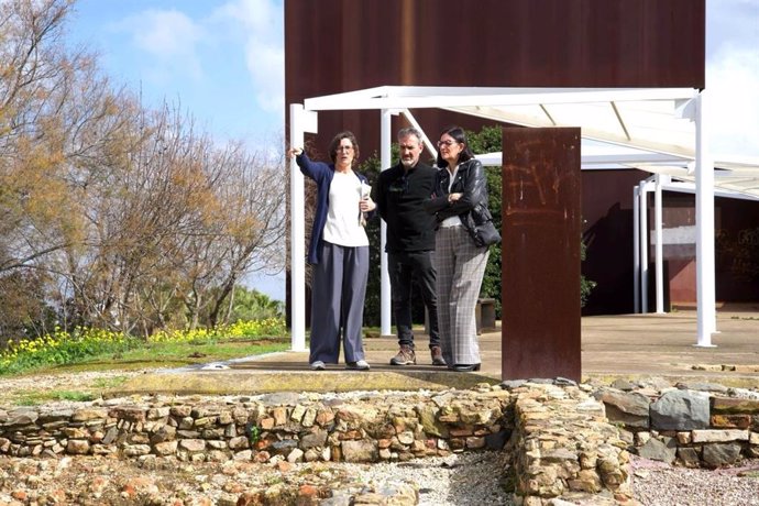 La rectora de la UHU y responsables de Platalea, en el Cabezo de la Almagra.