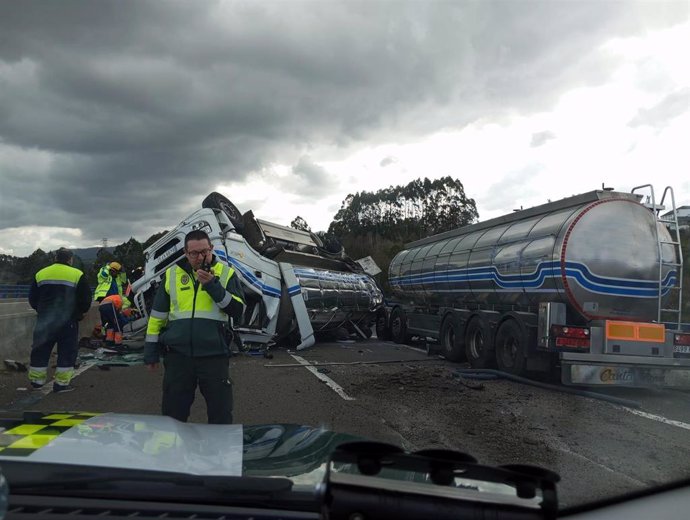 Accidente de tráfico en Coaña, por el vuelco de un camión en la A-8.