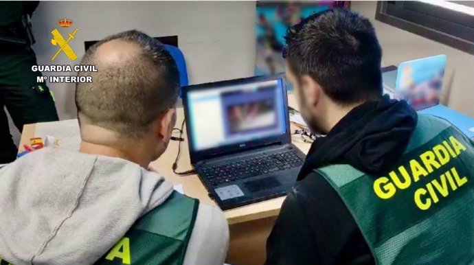 La Guàrdia Civil registrant l'ordinador del pedòfil