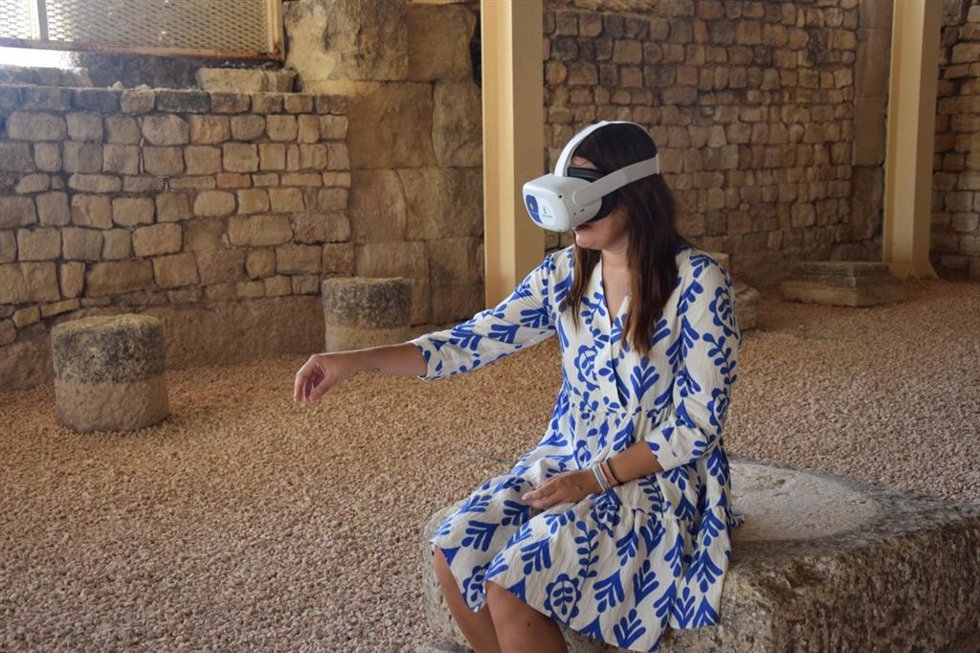 Visitante del Parque Arqueológico de Segóbrica usando unas gafas de realidad virtual para conocer cómo era la ciudad hace 2.000 años.