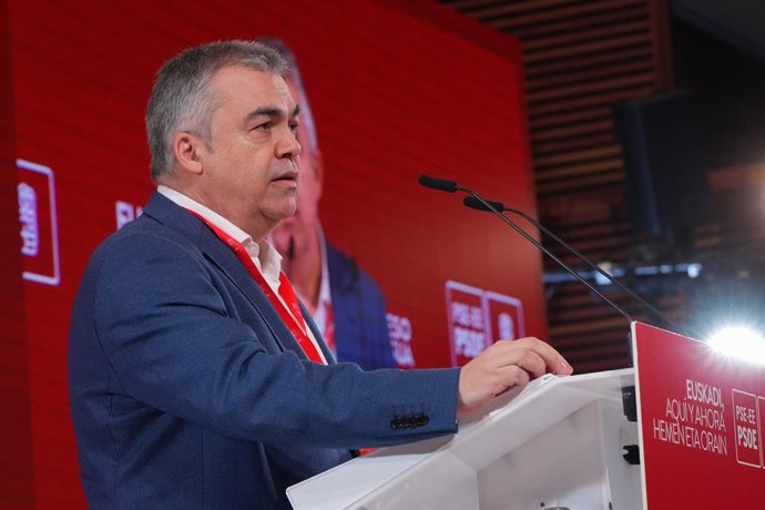 O Secretário de Organização do PSOE, Santos Cerdán, discursa na cerimônia de encerramento do 10º Congresso do PSE-EE, no Centro de Conferências e Auditório Kursaal, em 16 de fevereiro de 2025, em San Sebastián, Guipúzcoa, País Basco (Espanha). Sob o lema 