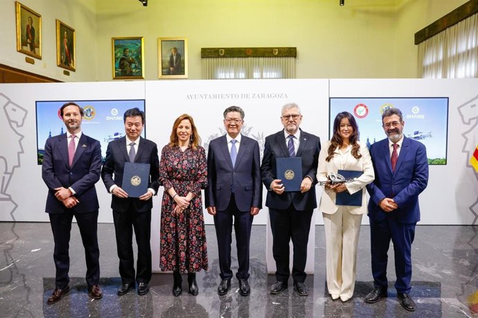Acto de la firma del convenio de colaboración entre Zaragoza y una delegación de la ciudad china de Guangzhou para desarrollar un laboratorio de de seguridad en vuelos a baja altitud