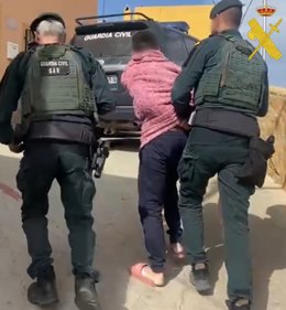 Imagen de la detención de un individuo por la Guardia Civil.