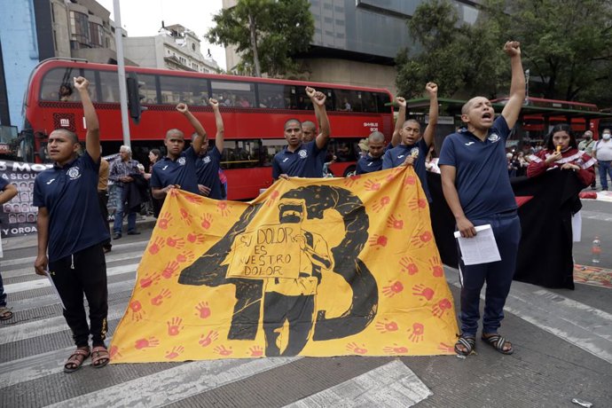 Estudantes de escolas rurais participando de uma manifestação para exigir justiça para os 43 estudantes da Escola Normal Raúl Isidro Burgos de Ayotzinapa, vítimas de desaparecimento forçado, como parte da "125ª Ação Global por Ayotzinapa", em 26 de fevere