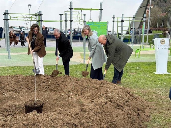 El exlehendakari Iñigo Urkullu en el acto de plantación del retoño del Árbol de Gernika, con el que le distinguieron las Juntas Generales de Bizkaia. En Alonsotegi (Bizkaia)