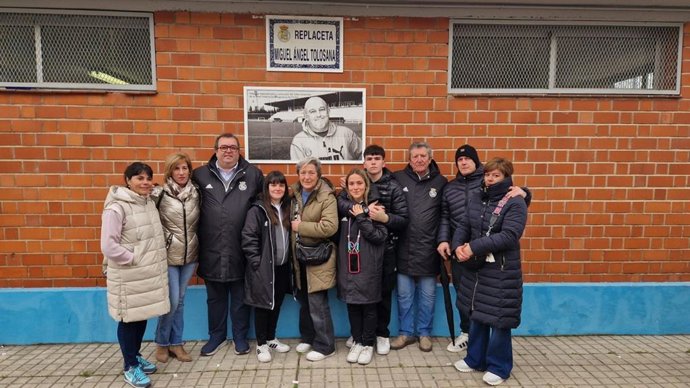 El presidente de la RFAF, Manuel Torralba, junto a  familiares del homenajeado Miguel Ángel Tolosana este sábado en la replaceta que lleva su nombre en las instalaciones de la Federación.