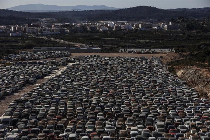 Archivo - Vista aérea de un desguace de vehículos en Benaguasil (Valencia) tras la dana.