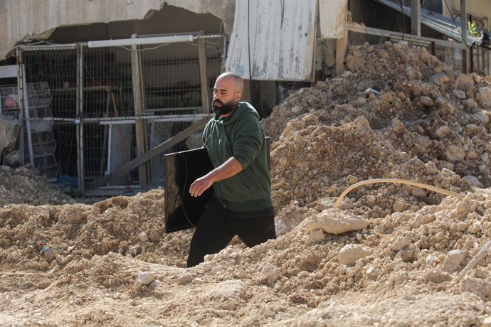 26 de fevereiro de 2025, Tulkarm, Cisjordânia, Palestina: Um palestino carrega seus pertences enquanto foge do campo de refugiados de Nour Shams. As forças israelenses permitiram que os residentes recuperassem seus pertences depois de emitir avisos de dem
