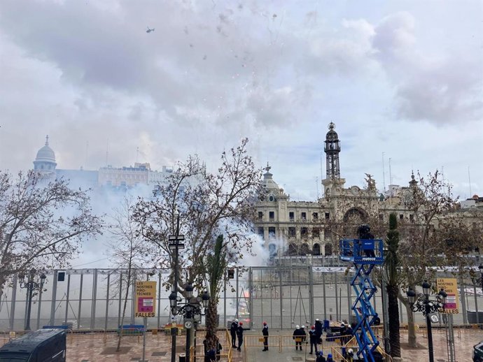 O primeiro 'mascletà' do Fallas 2025 homenageia as vítimas da dana para "devolver-lhes a alegria".