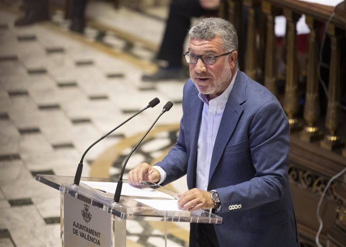 Archivo - El concejal de Compromís en el Ayuntamiento de València Ferran Puchades en un pleno del consistorio. Imagen de archivo