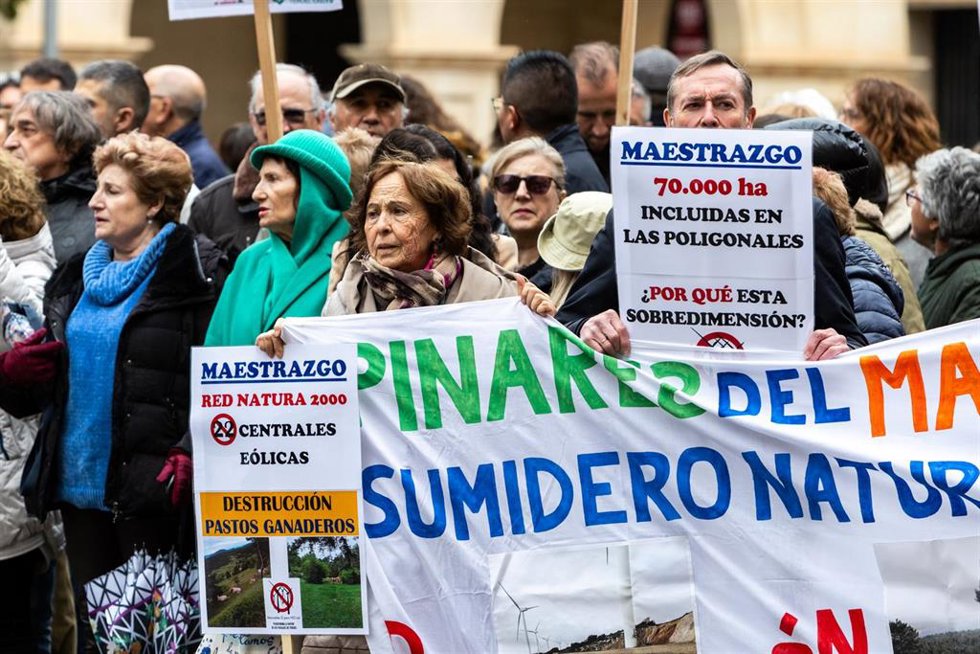 Varias personas en Teruel durante una concentración convocada por Teruel Existe, con el apoyo de Aliente, con el lema Salvemos el Maestrazgo. ¡Teruel así no! para rechazar la construcción del macroproyecto de energías renovables Clúster Maestrazgo.