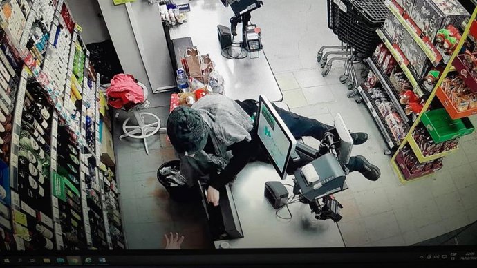 Imagen del ahora detenido abalanzándose sobre una de las cajas registradoras de un gran establecimiento en Colònia de Sant Jordi
