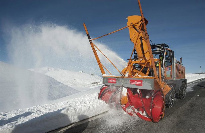 Una máquina quitanieves en Belagua.