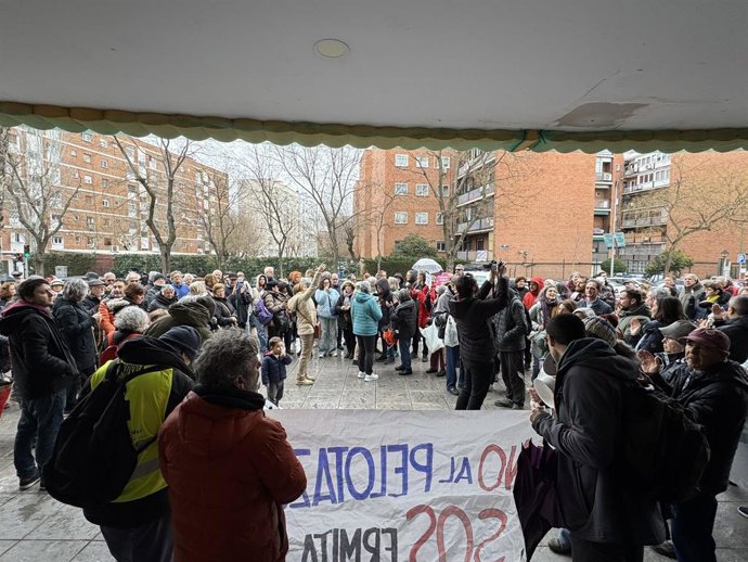 Vecinos se concentran contra el proyecto urbanístico en la madrileña zona de Ermita del Santo