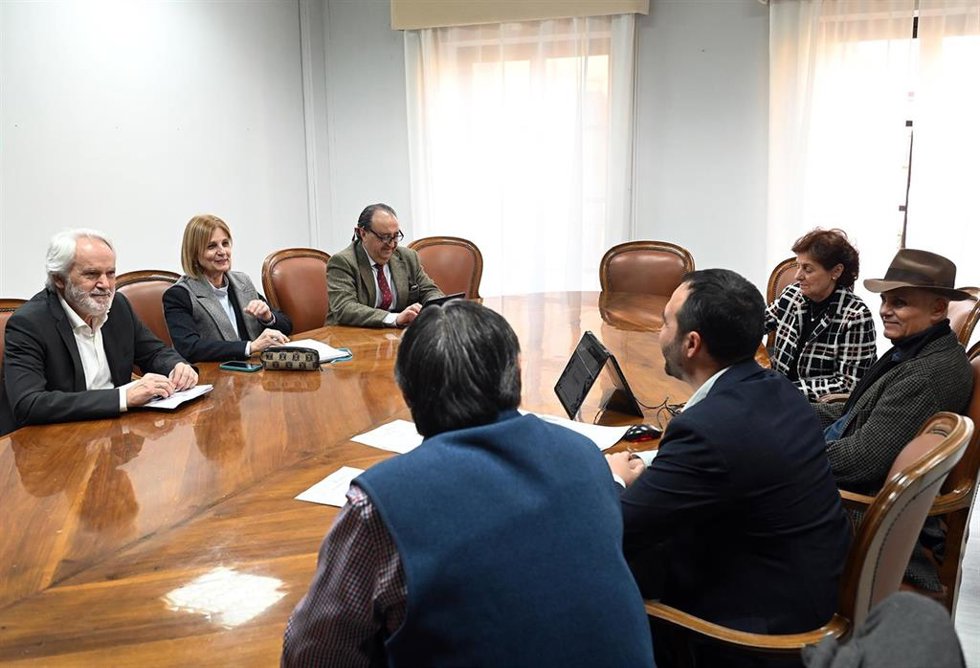 Imagen de la alcaldesa de Jerez, María José García-Pelayo, reunida con la Asociación Cultural 'Pie de Página'.