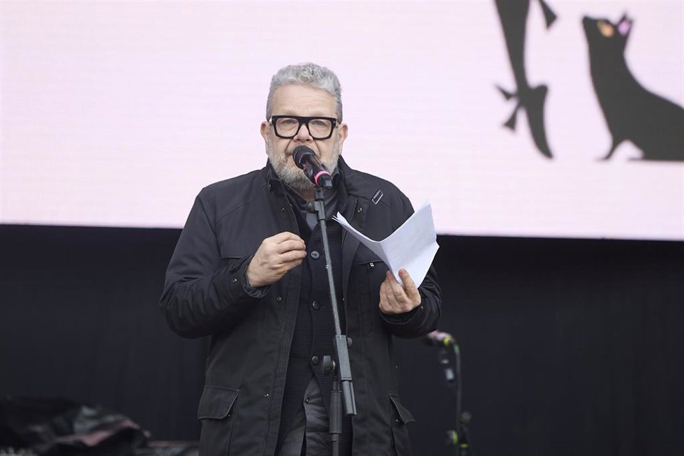El chef Alberto Chicote ejerce como pregonero del Carnaval de Madrid 2025, en la Explanada Negra de Madrid Río, a 1 de marzo de 2025, en Madrid (España). 