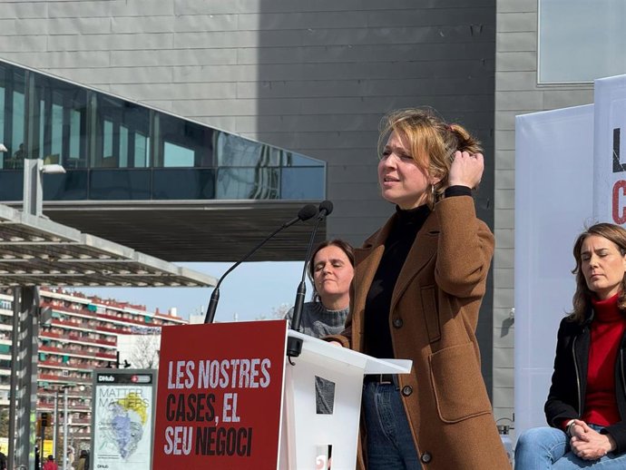Janet Sanz (BComú) en el acto de los Comuns 'Les nostres cases, el seu negoci'.
