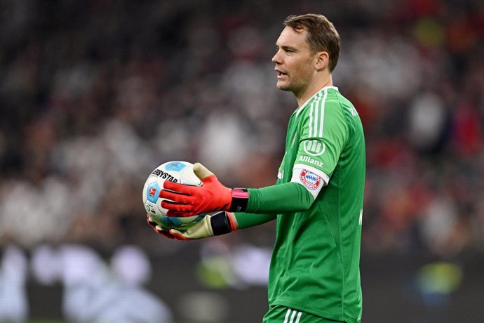 Archivo - 28 September 2024, Bavaria, Munich: Bayern Munich goalkeeper Manuel Neuer stands with the ball in his hand during the German Bundesliga soccer match between Bayern Munich and Bayer Leverkusen at Allianz Arena. Photo: Sven Hoppe/dpa - IMPORTANT N