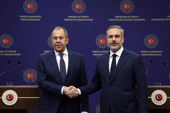 ANKARA, 24 de fevereiro de 2025 -- O ministro das Relações Exteriores da Turquia, Hakan Fidan (dir.), cumprimenta o ministro das Relações Exteriores da Rússia, Sergey Lavrov, em Ancara, Trkiye, em 24 de fevereiro de 2025. A Rússia continua aberta a nego